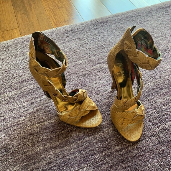 Marciano gold shoes! - Picture 3 of 5